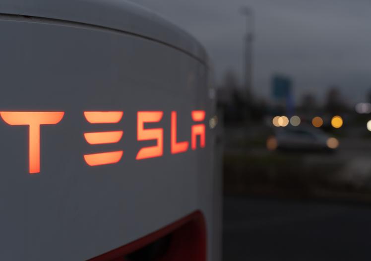 Tesla supercharger 