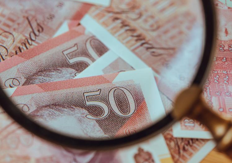 Banknotes of the United Kingdom under the Magnifying Glass