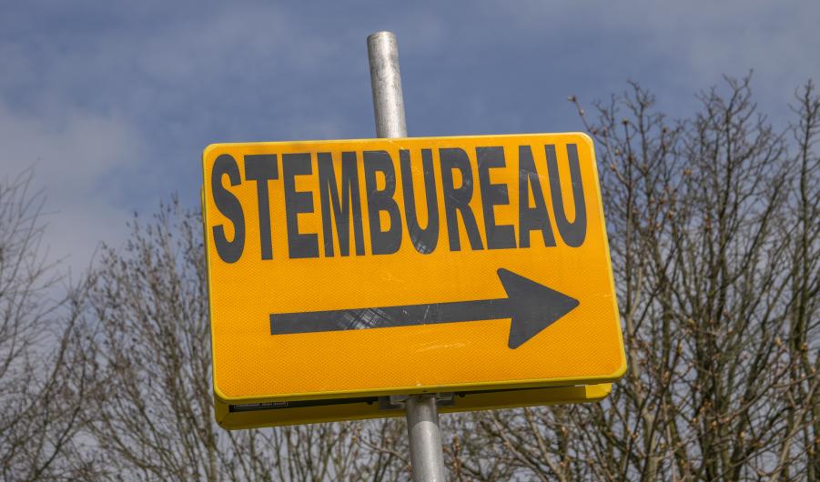 Signboard to the polling station